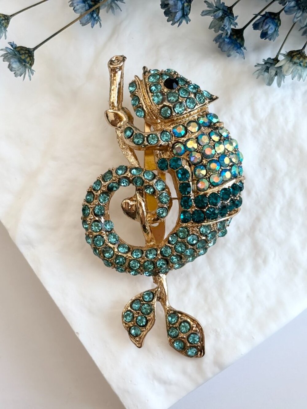 Mint Blue Rhinestone Chameleon Reptile Lizard on Branch Gold Toned Brooch Pin - Picture 11 of 12